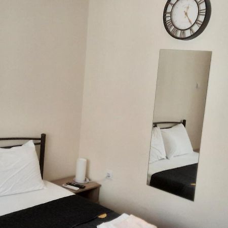 Livia'S Room To Ampelokipi Metro Airport Line Atenas Exterior foto