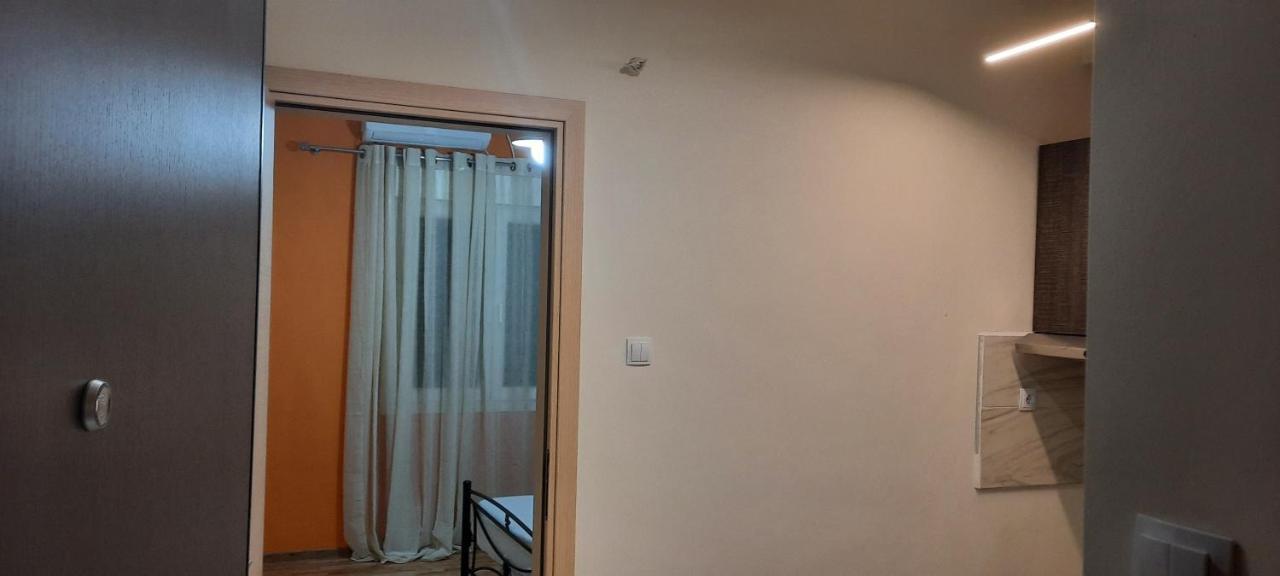 Livia'S Room To Ampelokipi Metro Airport Line Atenas Exterior foto